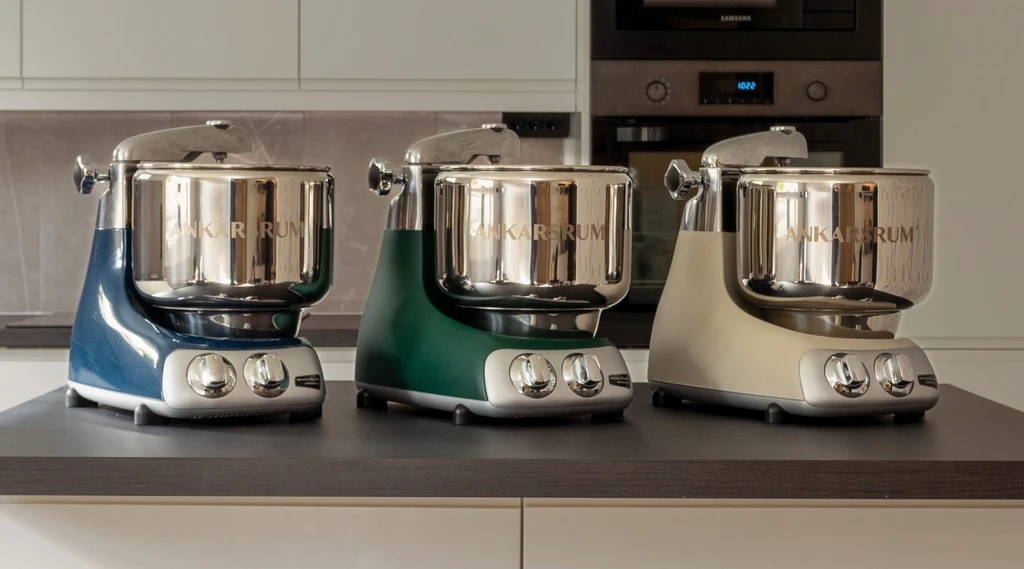 Välj rätt färg på din köksassistent – Ankarsrum Assistent i köket.