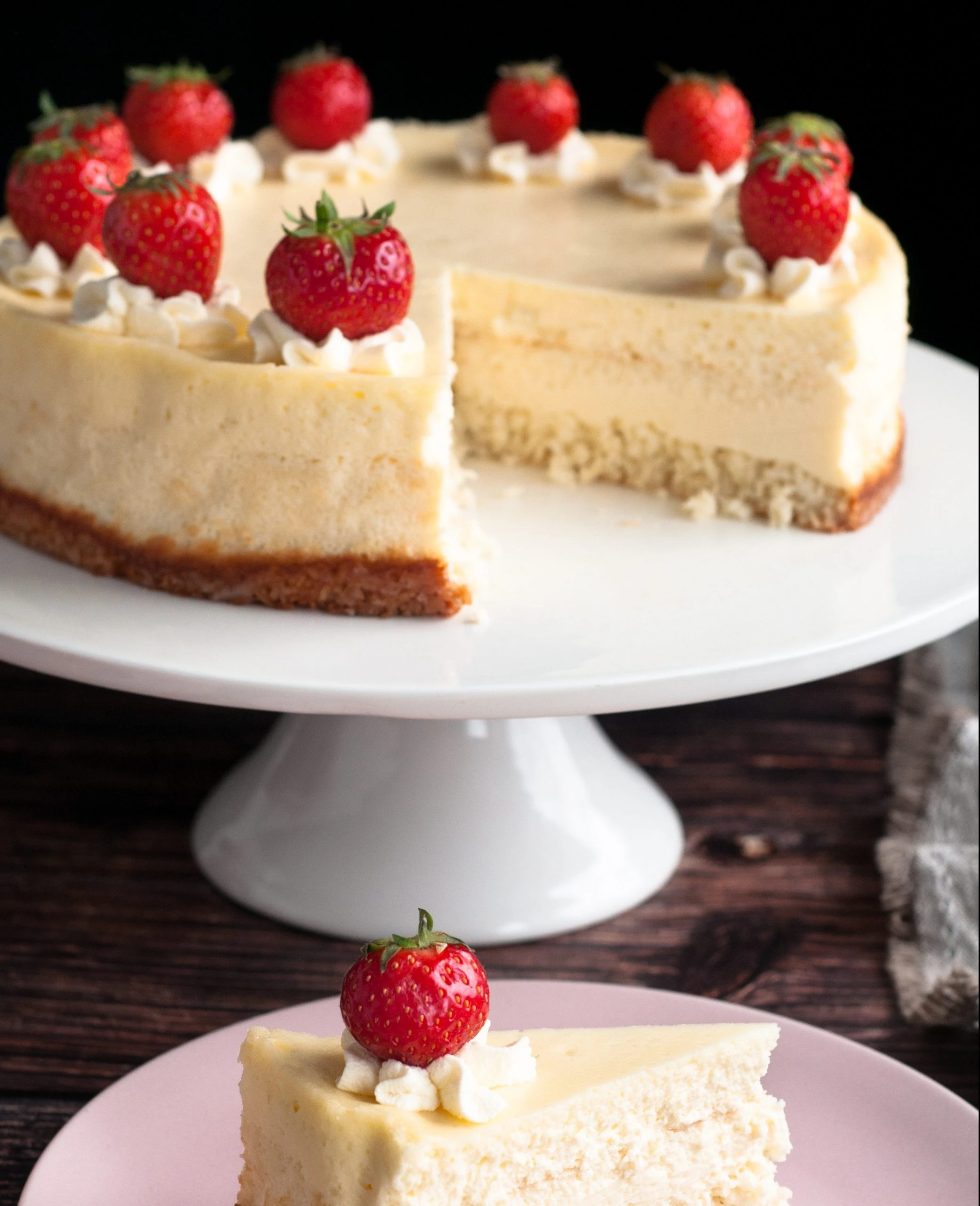 Cheesecake with strawberries