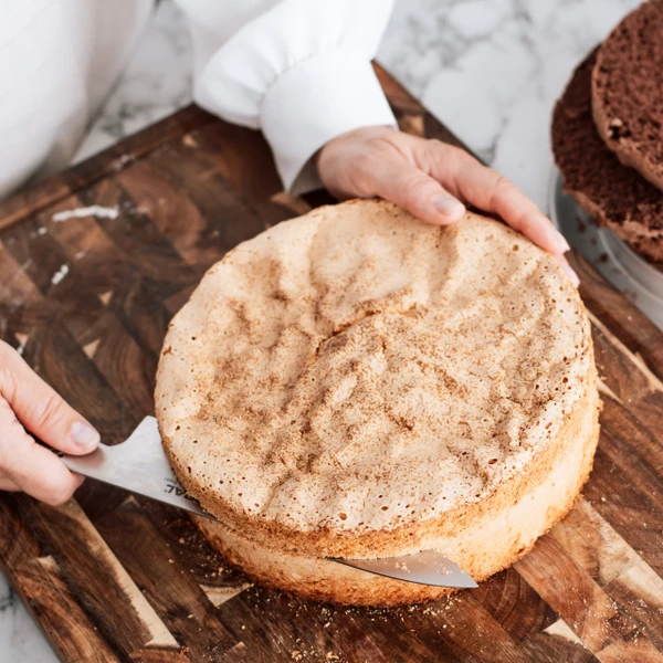 In this recipe the eggs are replaced with chickpea liquid which, together with sugar, is first whipped into a meringue. This bottom will be slightly shorter and will be best in two layers.