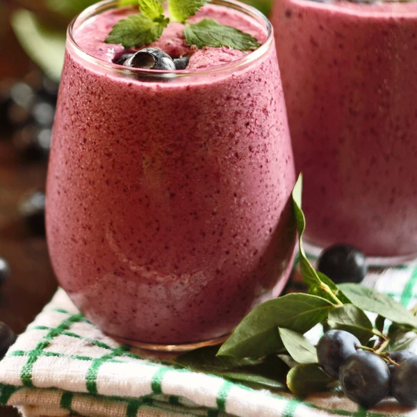 Smoothie crémeux aux myrtilles et à la banane