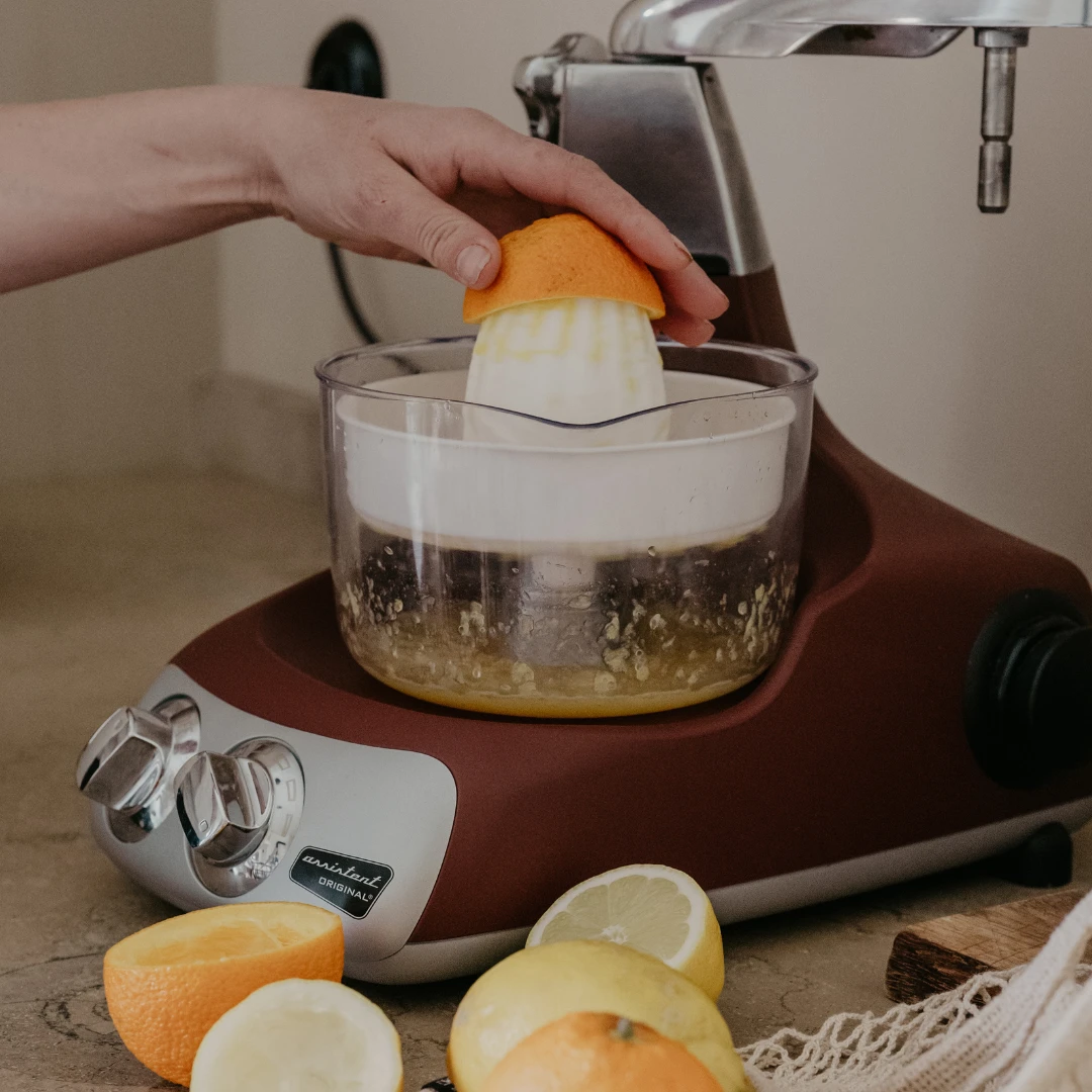 Hand som pressar apelsin med Ankarsrum citruspress som del av Go Green-paketet.