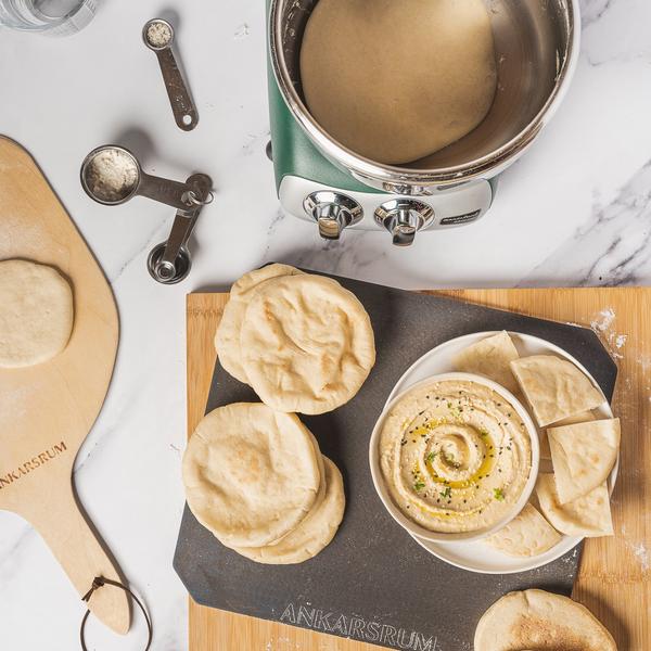 Zelfgebakken pitabrood heeft een perfect luchtige textuur, met een licht knapperige buitenkant. Grieks pitabrood kan bij elke maaltijd worden geserveerd! 