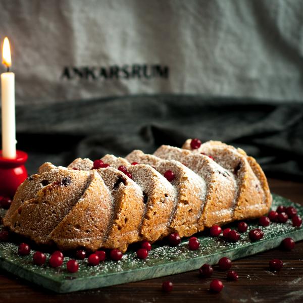 At Ankarsrum we love this time of the year. It is really a time for baking. Try this soft vegan ginger bread with lingonberries. It is delicious! 