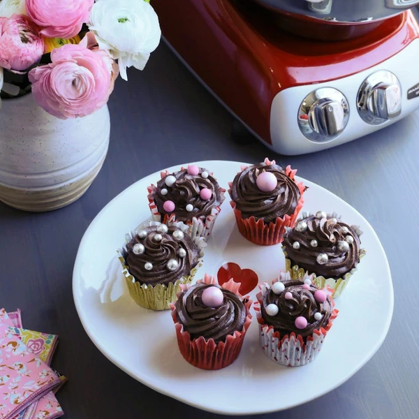 While these chocolate cupcakes make the perfect Valentine's Day treat we think they are pretty great any day of the year. The texture and taste are a mash-up between a chocolate cake and a chocolate brownie - rich and decadent:…