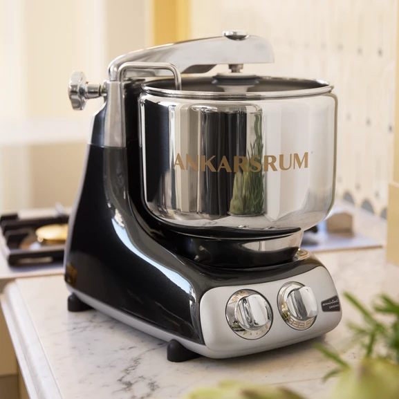 Ankarsrum Assistent Original dans la couleur Black Diamond dans une cuisine lumineuse.