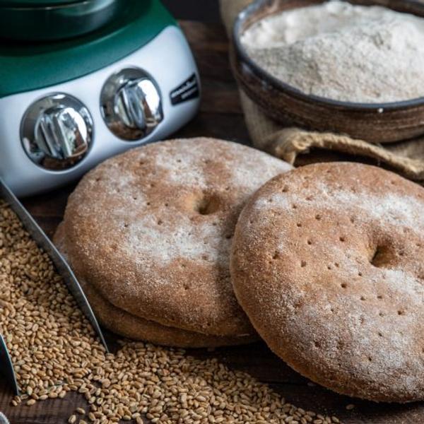 Recipe together with Fredriksfika. Bread with flour that you grind yourself in Ankarsrum’s Grain Mill. Grinding your own flour gives a lot of flavor and a lovely character to the bread.
