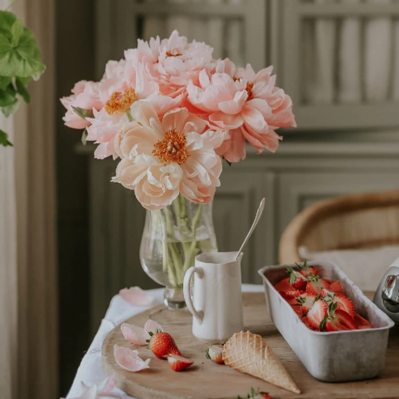 En familj gör glass tillsammans med Ankarsrums glassmaskin i köket