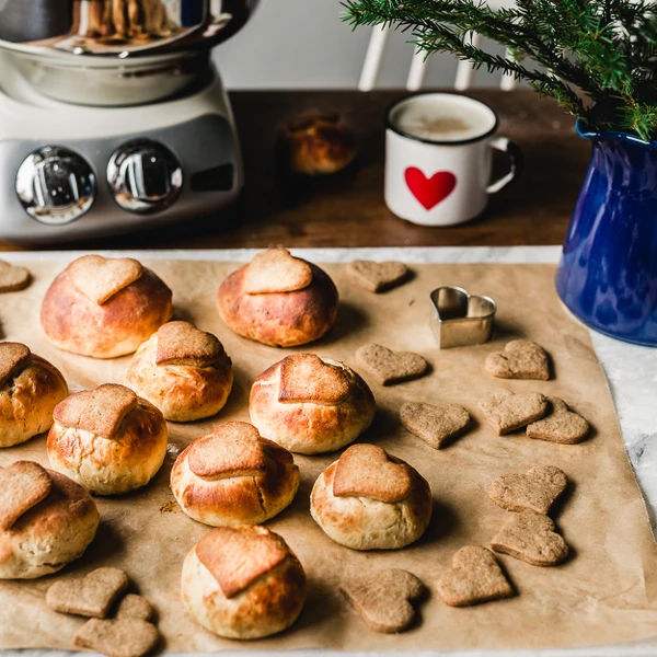 Pepparkaks- och kardemummabullar är den perfekta juldesserten, och de är mycket enkla att göra tillsammans med din Ankarsrum Assistent Original.