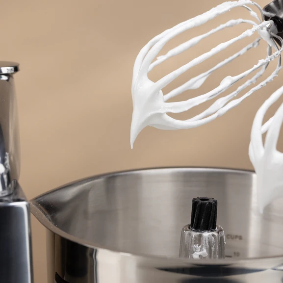 Luftiges Baiser und perfekt aufgeschlagener Eischnee, zubereitet mit den Ballonschneebesen der Ankarsrum Assistent Original Küchenmaschine – von Grund auf hausgemacht.