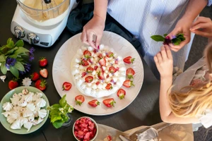 Pavlova med jordgubbscurd
