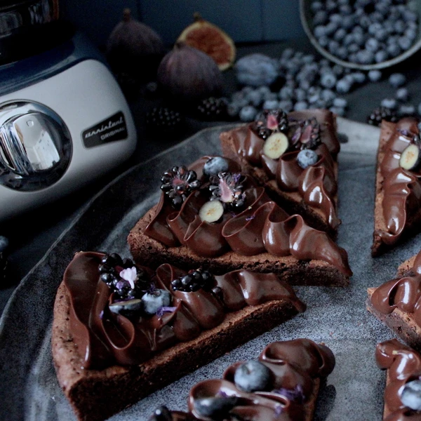 Beautiful brownie with a dark chocolate ganache. A real dream for us chocolate lovers. Serve with sour berries and a click of cream, guaranteed success! Garnish with a little flake salt, so tasty! 