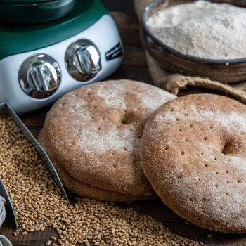 En bild på två bröd och en grön ankarsrum