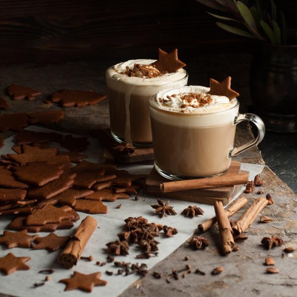 Ein leckerer, heißer und luxuriöser Lebkuchen-Milchkaffee! Möchtest Du deinen eigenen selber zubereiten? 