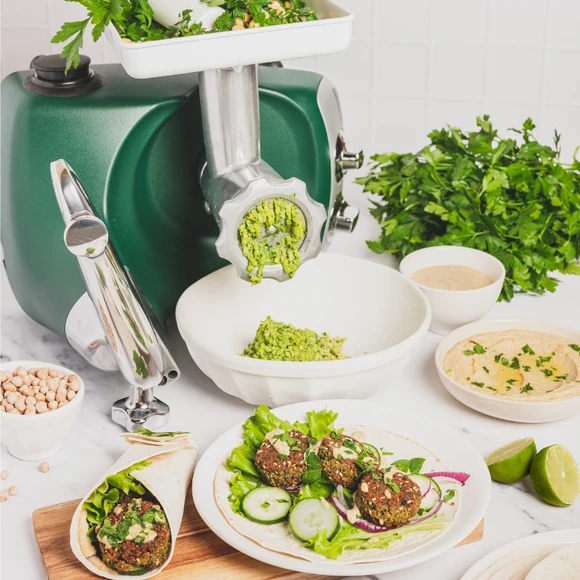 Ankarsrums assistent med köttkvarnen, där de malt grönsaker och gjort falafel.