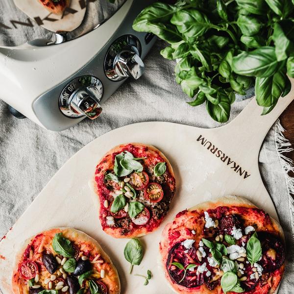 Mini pizzas végétaliennes rapides. Lorsque vous ne voulez pas attendre trop longtemps que la pâte soit prête et que vous voulez une pizza le jour même, voici une recette simple pour vous !