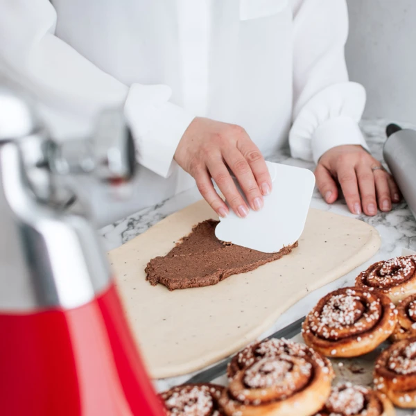 Kanelboller er kanskje vårt mest elskede bakverk, og er en av de mange tingene du kan lage med din Ankarsrum Assistent Original. 