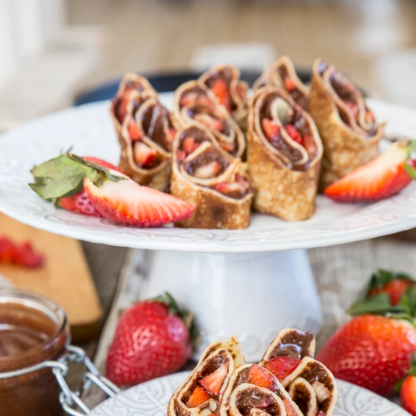 Crêpes sind dünne Pfannkuchen, die ursprünglich aus Frankreich stammen. Sie sind der ausgeszeichnete Abschluss jedes Abendessens. Für einen knusprigeren Crêpe lass den Teig eine Stunde vor Verwendung ruhen.