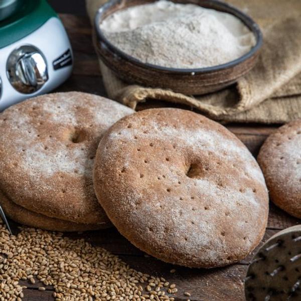 Brot aus frisch gemahlenem Mehl. Mahlen Sie Ihr eigenes Mehl mit der Ankarsrum Getreidemühle. Das selbst gemahlene Mehl verleiht dem Brot viel Geschmack und eine tolle Konsistenz.