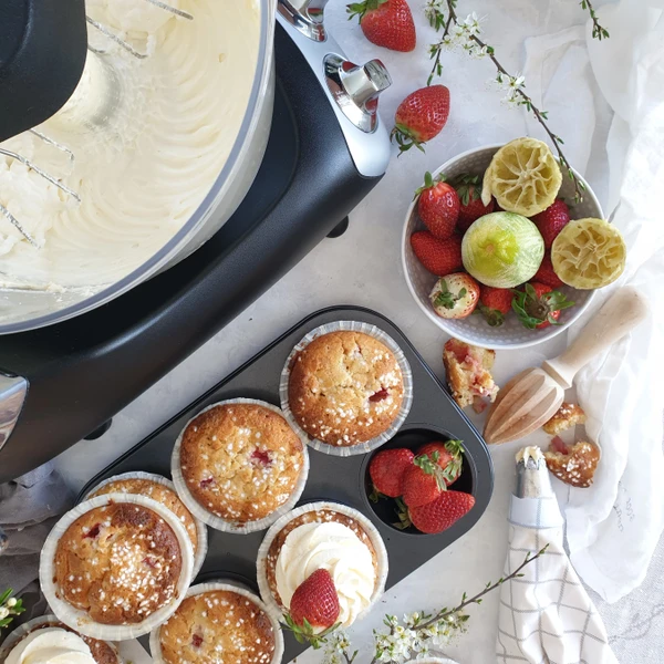 Somriga muffins med smak av jordgubbar, lime och vit choklad. 
