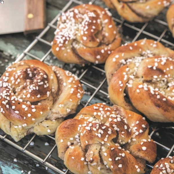 Il y a quelque chose de spécial avec le parfum des brioches à la cannelle. Quelque chose de chaleureux, de rassurant et c'est absolument délicieux.