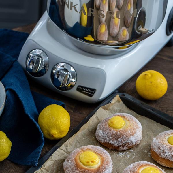 Let the sunshine in with sun buns made with a lemon and vanilla pastry cream.