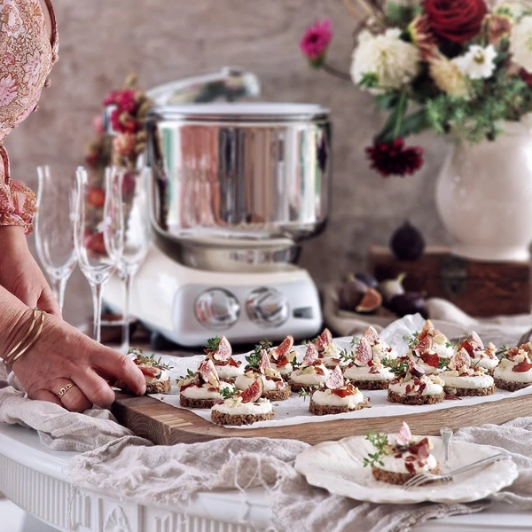 Serve your guests rye bread slices with blue cheese and Parma sprinkles.