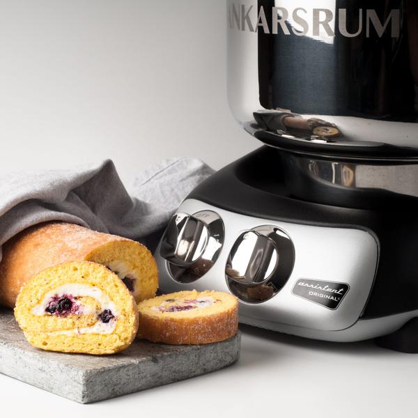 A juicy and tasty roll cake with saffron, mascarpone and blueberries. Easy to make and tastes incredibly good!