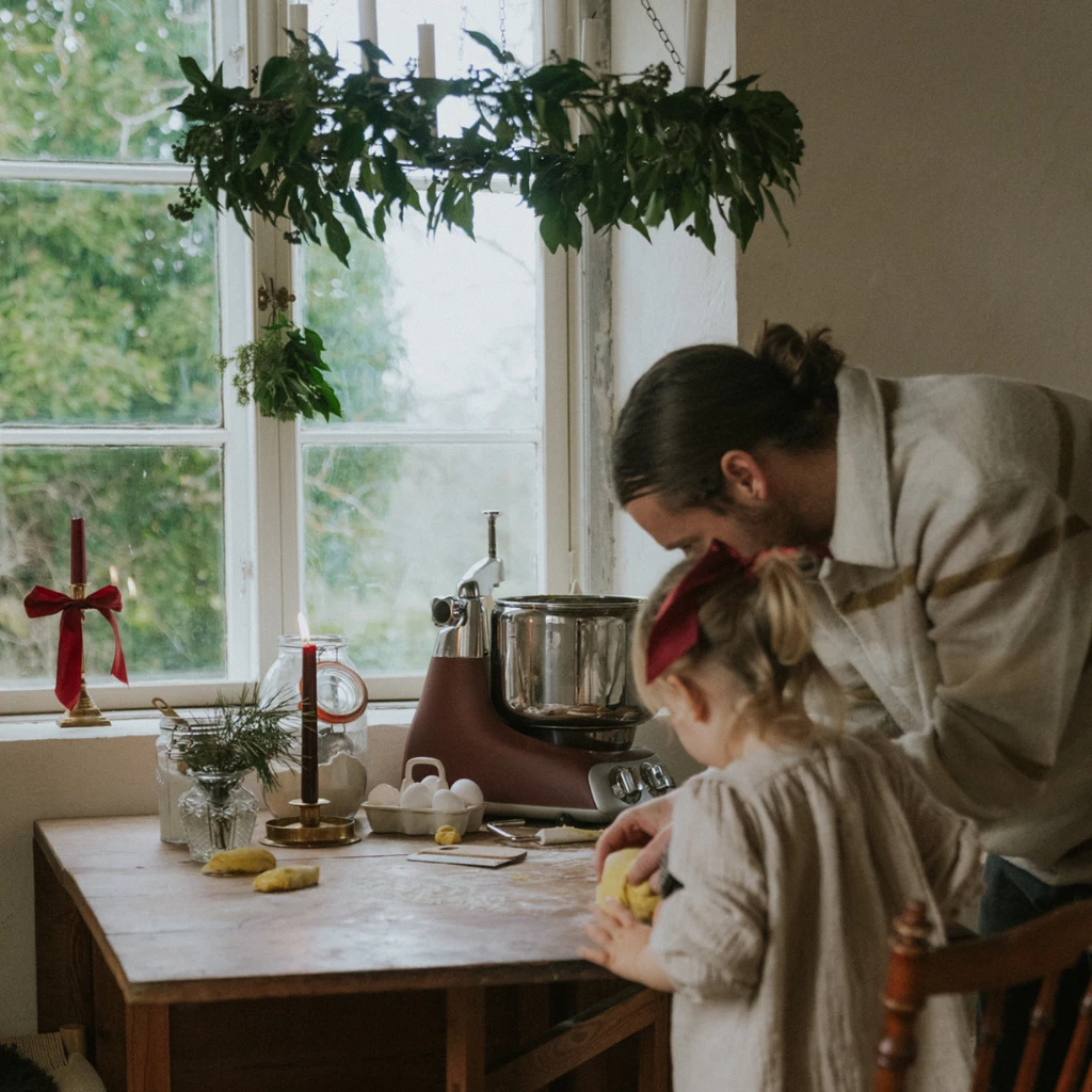 Julmys i köket när förälder och barn bakar saffransdeg med Ankarsrum köksmaskin.