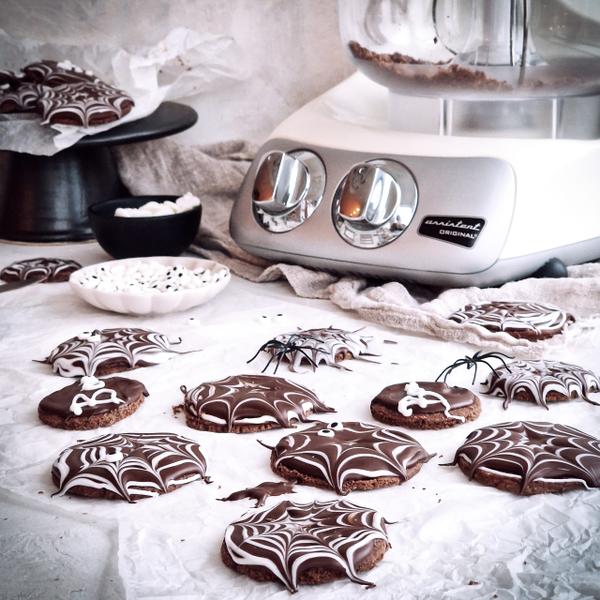 Scary spider web cookies that are easy to make and becomes the whole family's favorite. The cookies taste chocolate and looks just like spider webs.