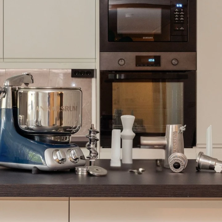 et the most out of your Ankarsrum Assistent Original with the Deluxe Package! A complete set of six popular attachments that allow you to grind, blend, strain, squeeze and grate - quickly and effortlessly.