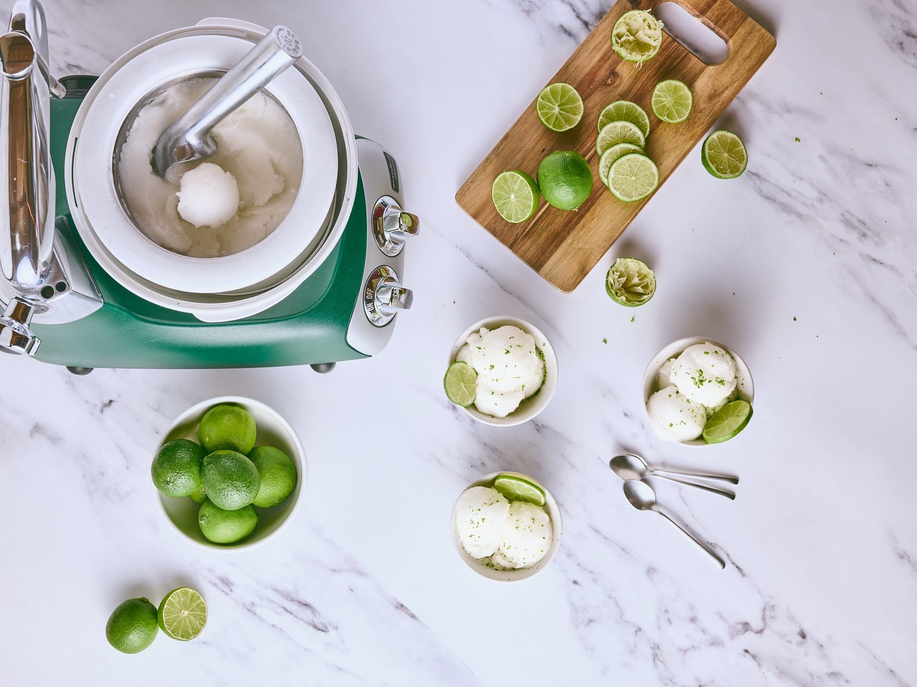 Frisk lime-sorbet serverad i glas, gjord med Ankarsrums glassmaskin