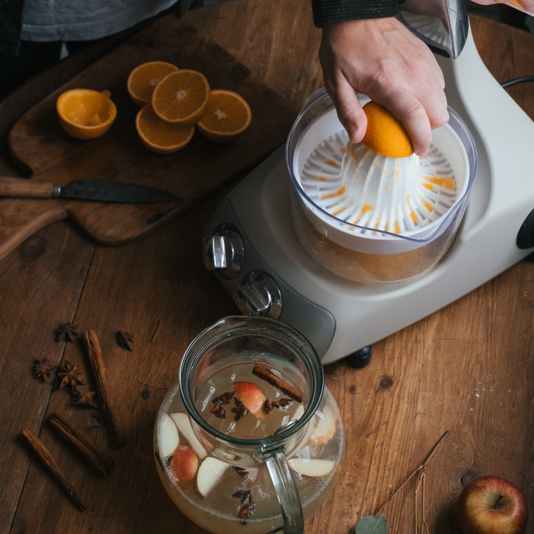 Färskpressad apelsinjuice i Ankarsrum Citruspress