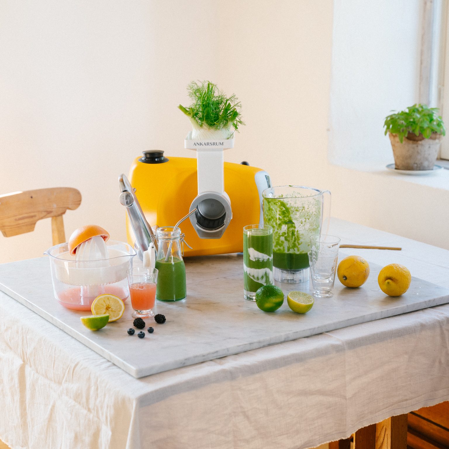 Ankarsrum Assistent med Go Green-tillbehör som gör gröna juicer och nypressad citrus.