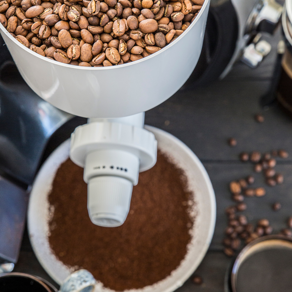 Kaffebönor som mals med Ankarsrums mjöl- och kaffekvarn för en perfekt kopp färskt kaffe.