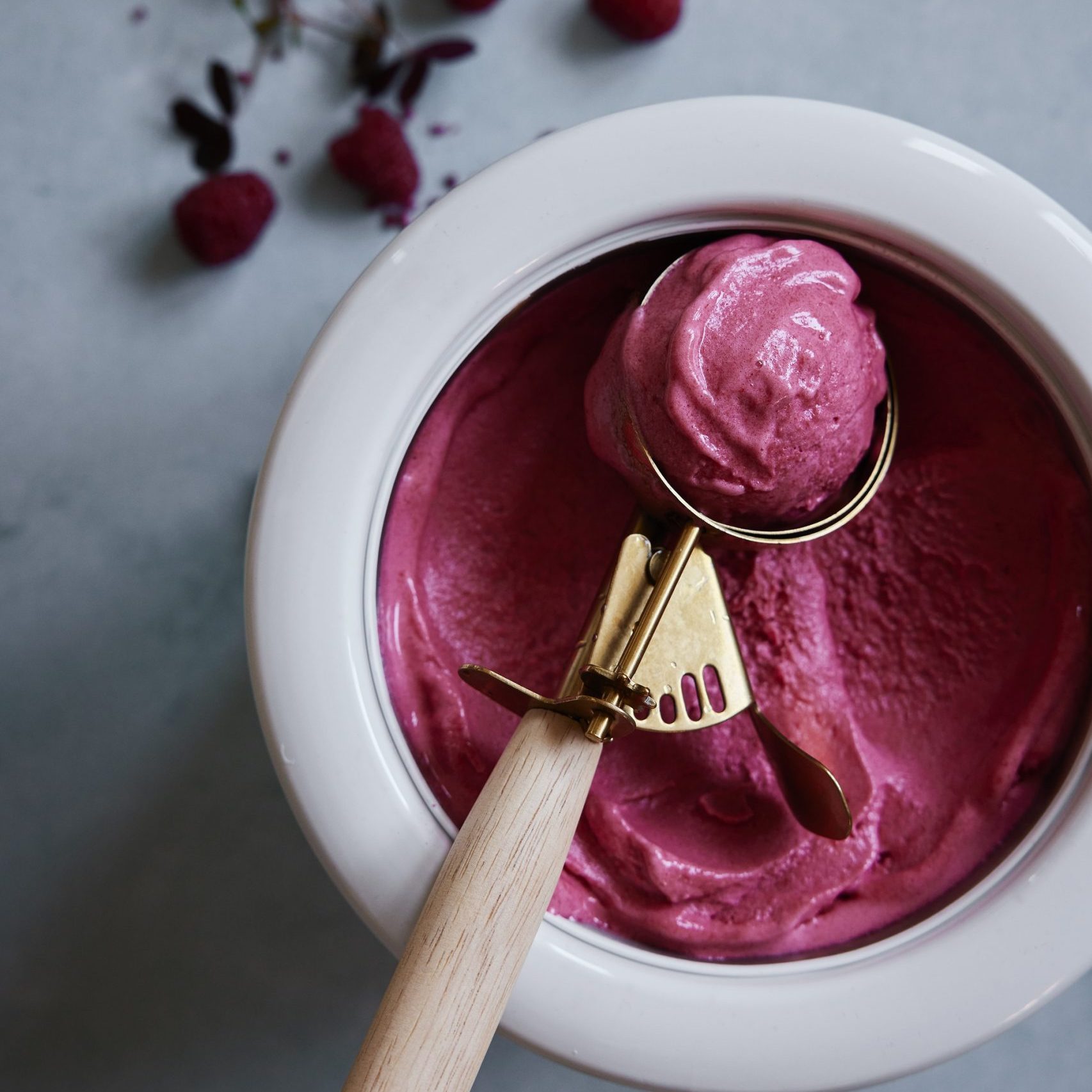 Skopa upp hemgjord hallonglass – perfekt för att avsluta en middag eller imponera med hemmagjord dessert.