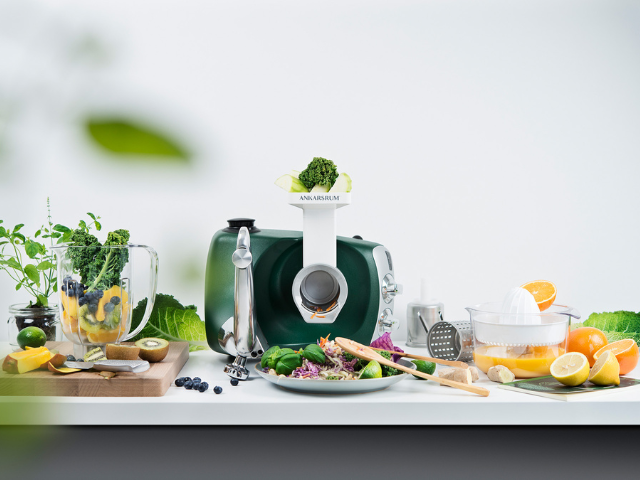 Ankarsrum Go Green paket monterat – citruspress, mixer och grönsaksskärare redo att användas