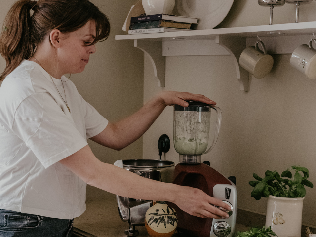 Kvinna mixar smoothie med Ankarsrum Go Green mixerset i köket