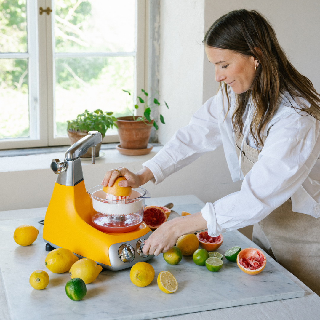 Citruspress
Med Ankarsrums Citruspress kan du snabbt och enkelt njuta av färskpressad juice till frukosten. Montera pressen på din köksassistent, halvera frukterna och låt maskinen pressa ut varenda droppe. Perfekt för apelsin, grapefrukt, citron och lime – njut av färsk varje dag!
Utforska Citrupress