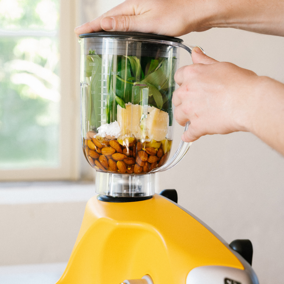 Mixer med Mixerpinne
Med Ankarsrum Mixerkanna är det enkelt att få till hälsosamma smoothies eller skapa läckra drinkar på nolltid. Bara lägg din köksassistent på sidan, fäst Mixerkannan och låt maskinen göra jobbet. Den här mixern är din pålitliga hjälpreda i köket – den mixar, hackar och blandar allt från bär till krämiga röror, utan krångel.