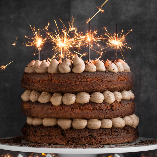 Fyrvånings chokladtårta med chokladfyllning, dekorerad med tomtebloss som gnistrar.