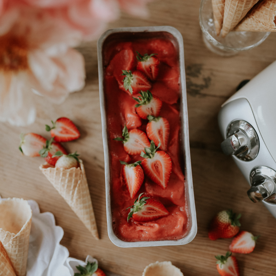 Hemgjord jordgubbsglass med fรคrska jordgubbar, tillagad med Ankarsrums glassmaskin.