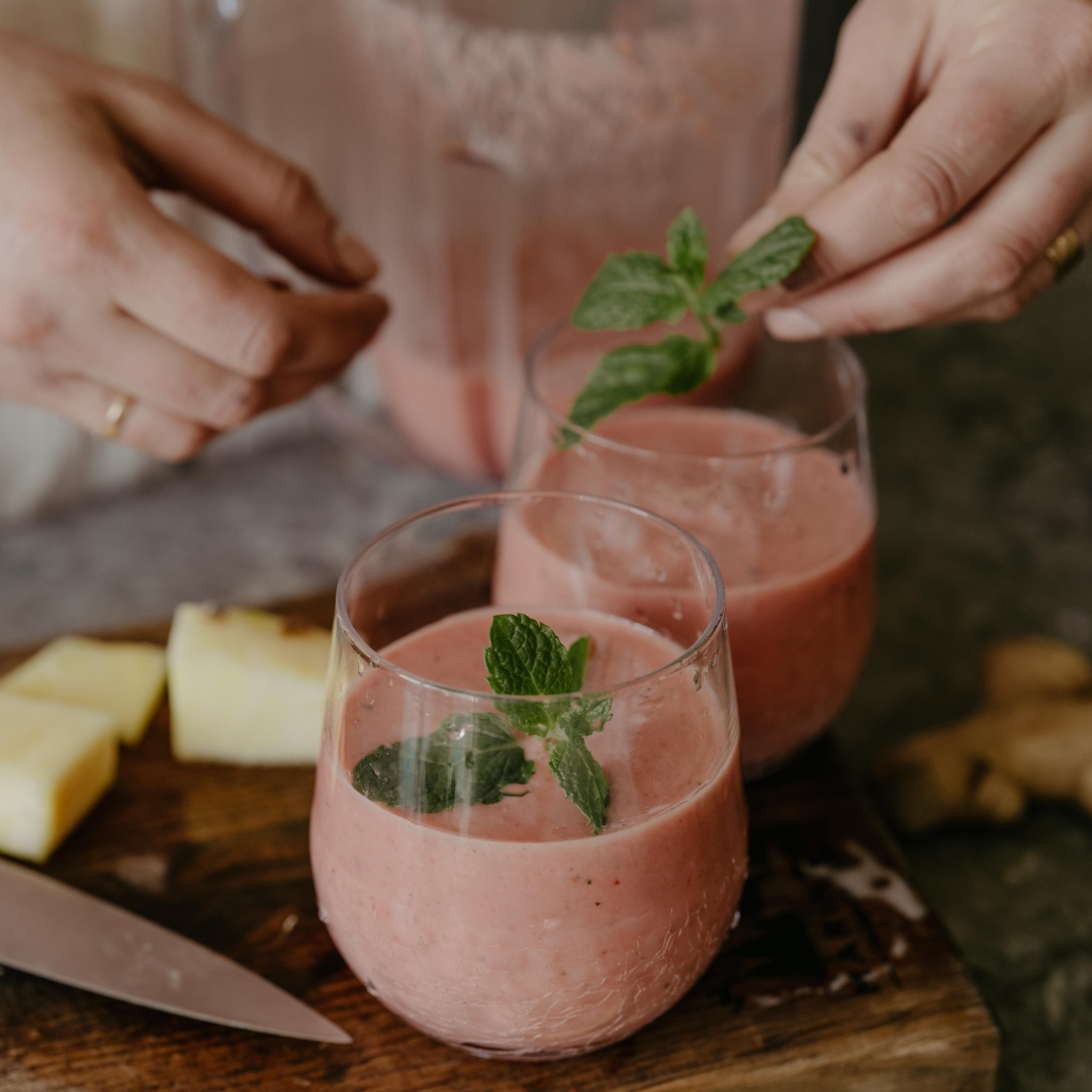 Julmys med fรคrska smoothies dekorerade med mynta.