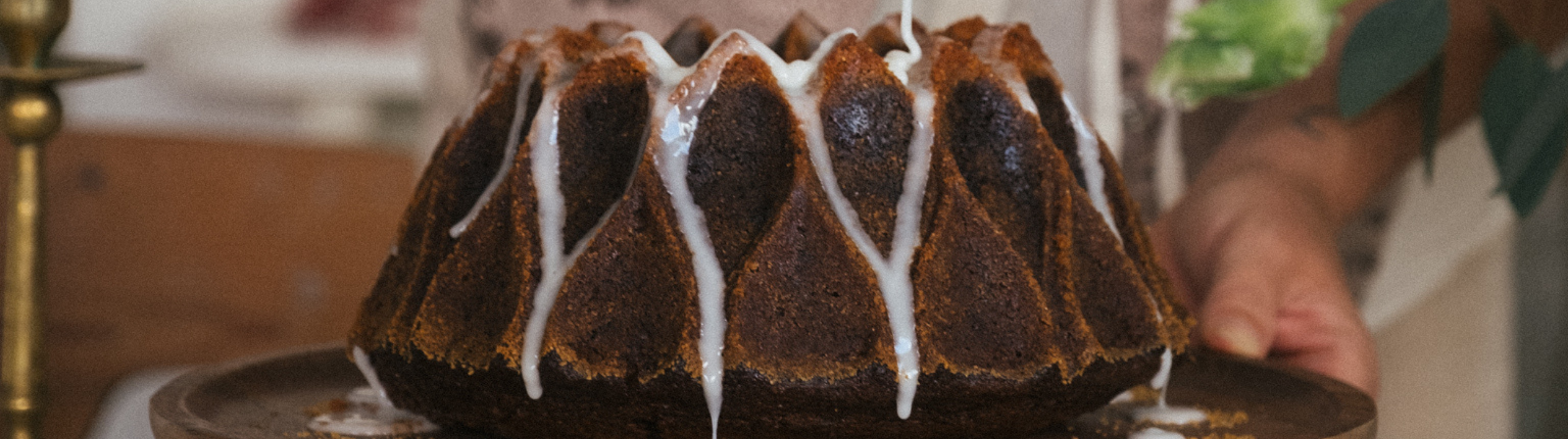 Julmys med nygrรคddad mjuk pepparkaka med glasyr.