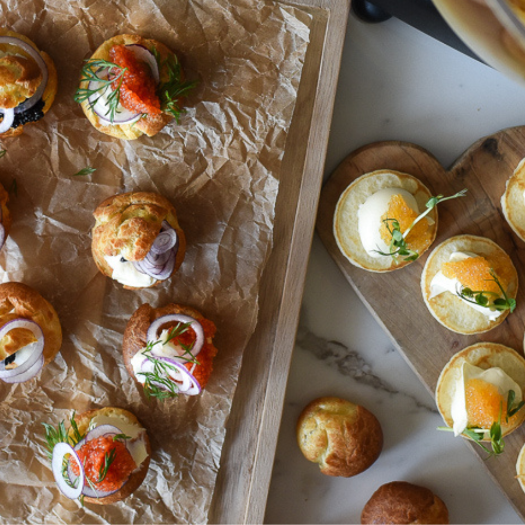 Petit choux fyllda med rom, crème fraiche och örter, eleganta tilltugg till vårens högtider.