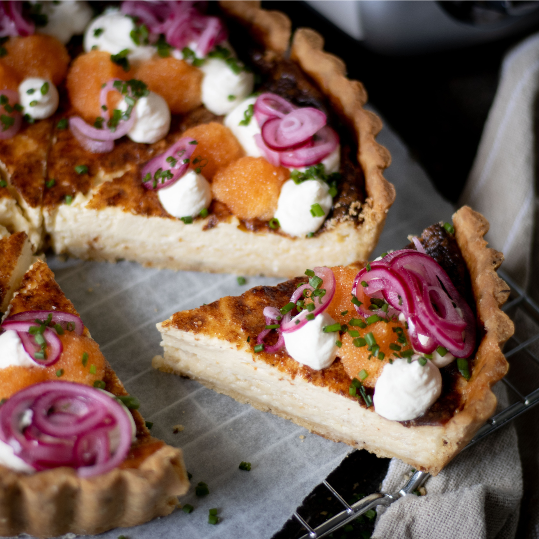 Västerbottenpaj toppad med löjrom, picklad rödlök och klickar av crème fraîche, en festlig rätt till vårens högtider.