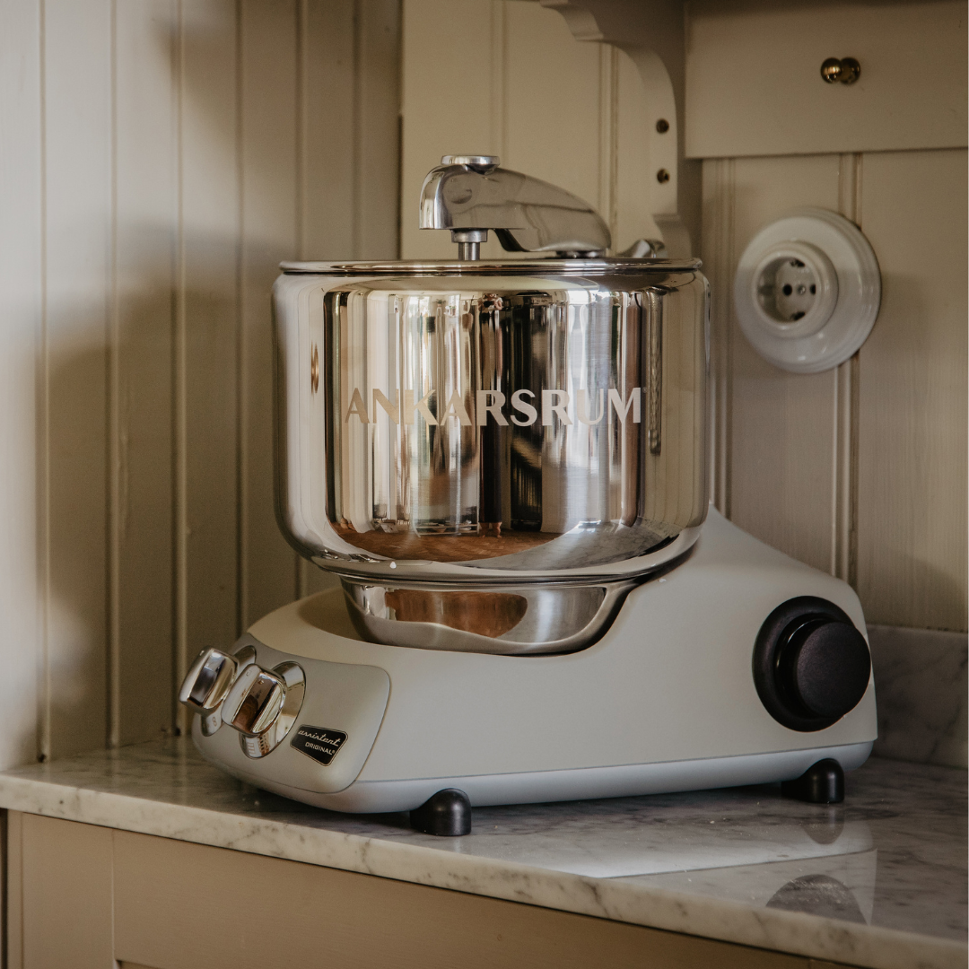 Ankarsrum Assistent med rostfri bunke på köksbänk, redo för bakning och matlagning till vårens högtider.