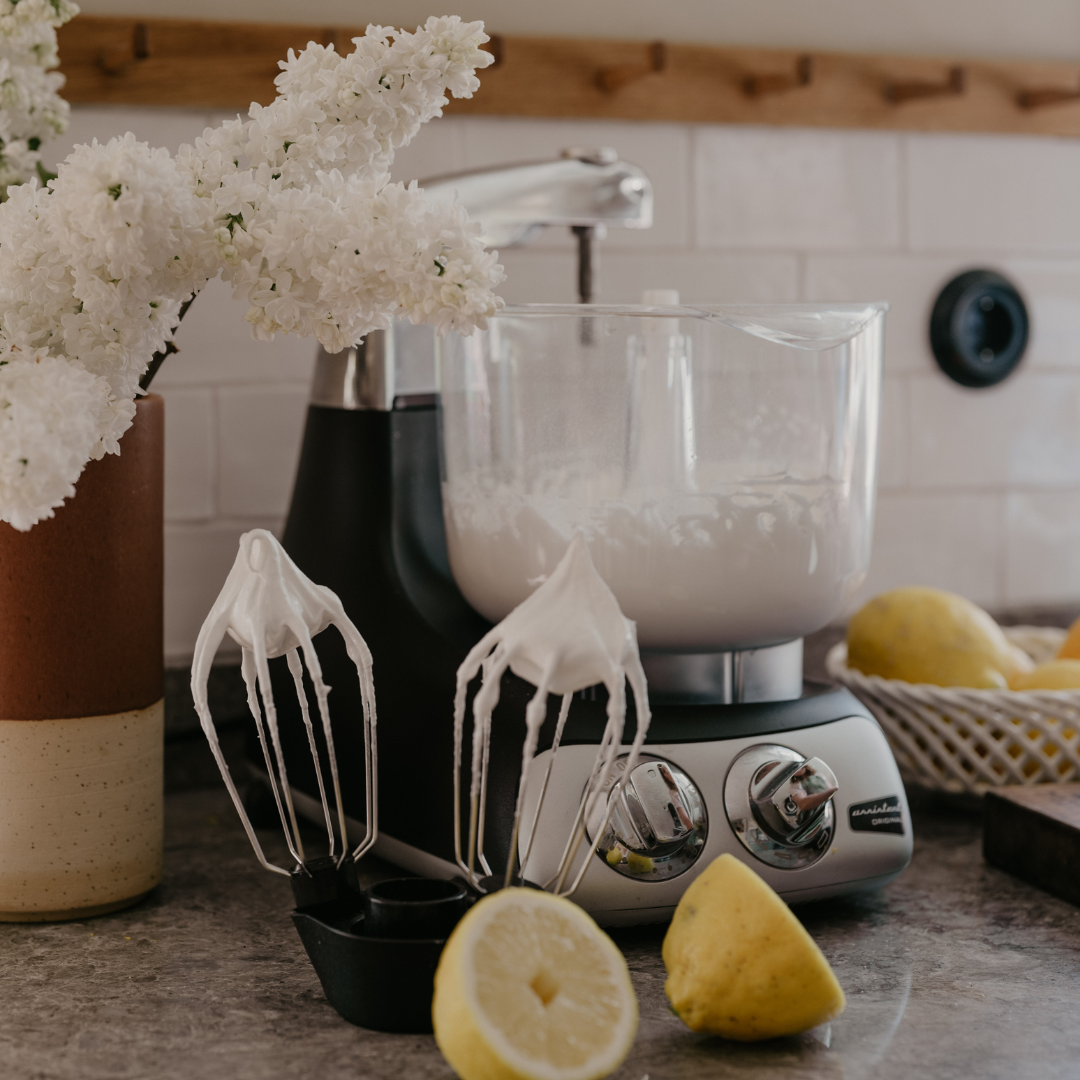 Ankarsrum Assistent med vispad maräng och citron i köket, förberedelser inför bakning till vårens högtider.