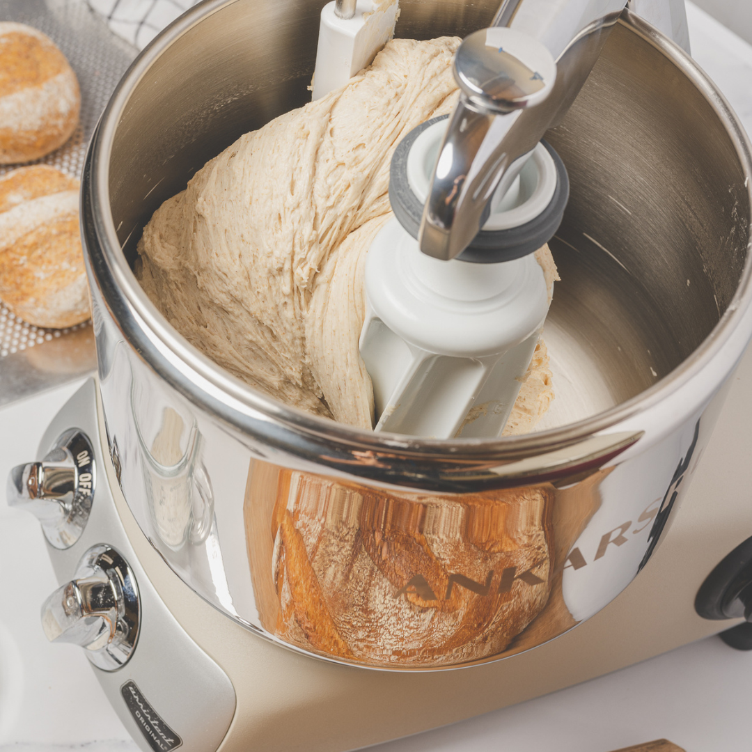 Deg som knådas i Ankarsrum Assistent, perfekt för bröd och bakverk till vårens högtider.