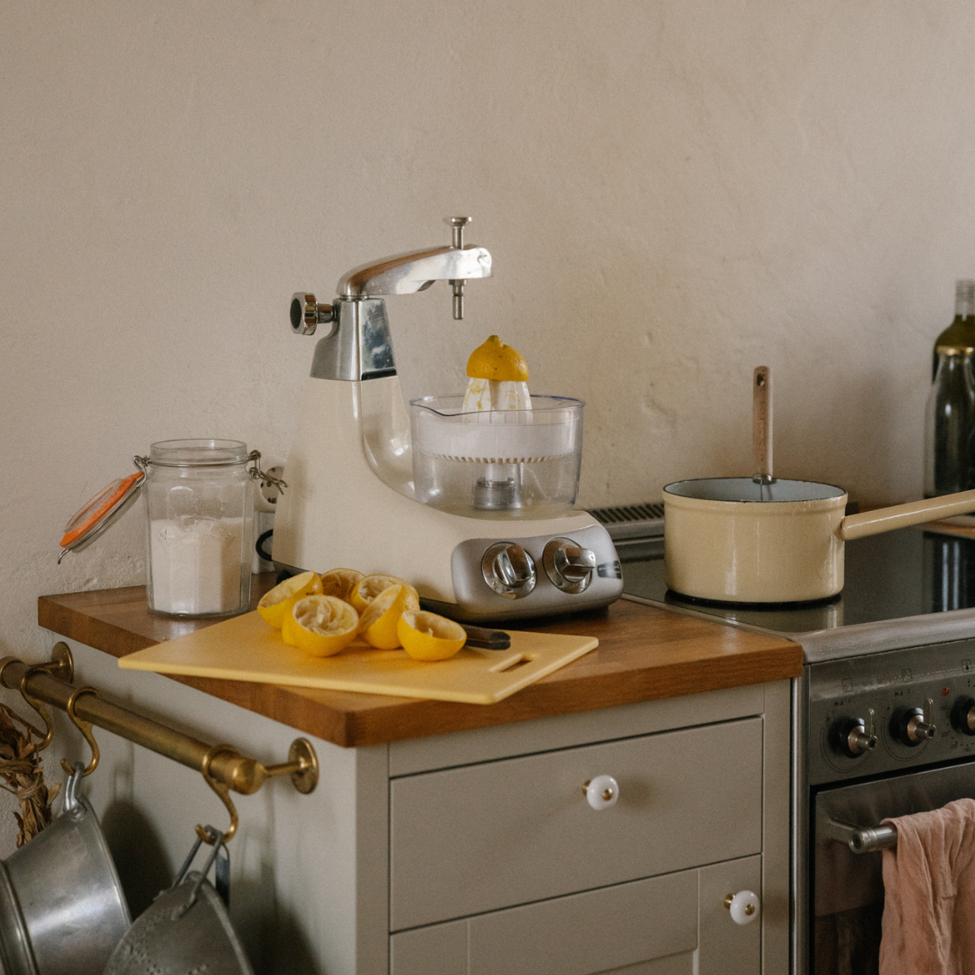 Ankarsrum Assistent med citronpress på köksbänk, förberedelser inför bakning och matlagning till vårens högtider.
