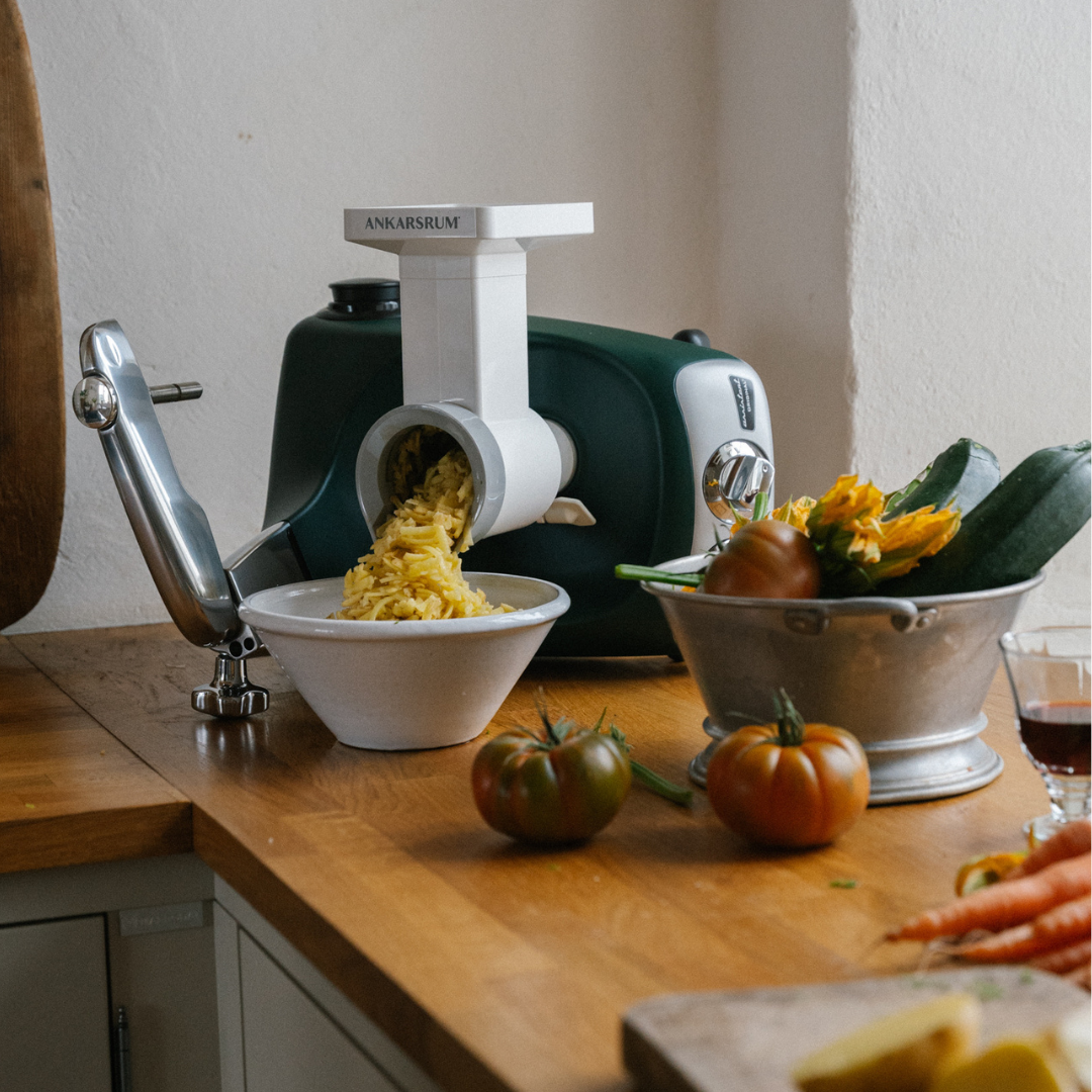 Ankarsrum Assistent river vårens primörer i en skål på köksbänken